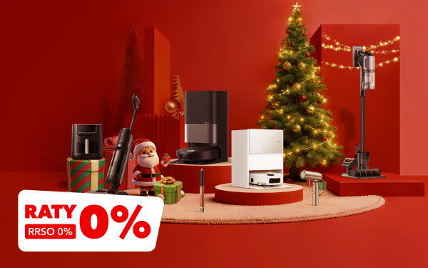 Na zdjęciu znajduje się świąteczna aranżacja z choinką ozdobioną światełkami i bombkami, a obok niej różne urządzenia elektroniczne na czerwonym tle. W lewym dolnym rogu widnieje napis RATY 0% RRSO 0%.